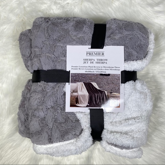 Kate & Co. Other - ⭐️SALE⭐️The Grey Giraffe Micromink Sherpa